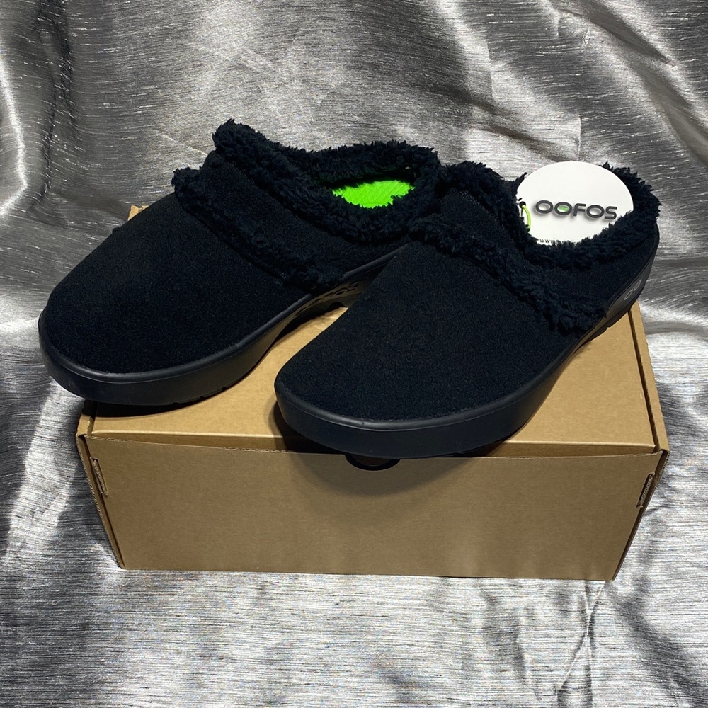 OOFOS Black Fuzzy Mules Women US 9 “Oocoozie” New in box with tags